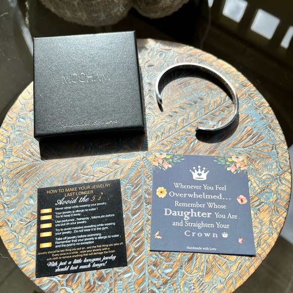 👑” Whenever you feel overwhelmed…” Sliver Bangle Bracelet👑 - Picture 3 of 4